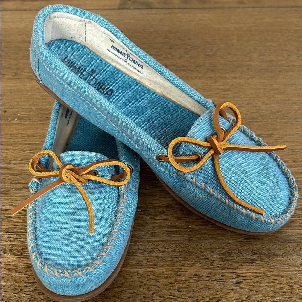 Minnetonka Aqua Canvas/Linen Women’s Slip On Loafers with Leather Laces Size 7.5